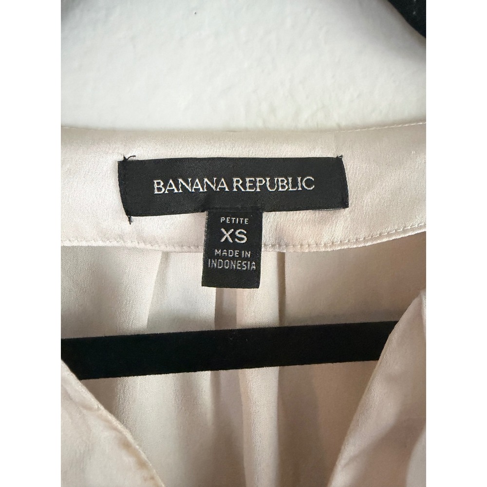 Banana Republic Womens XS Petite Champagne Satin Pleated V-Neck Blouse Tank Top - Picture 2 of 4